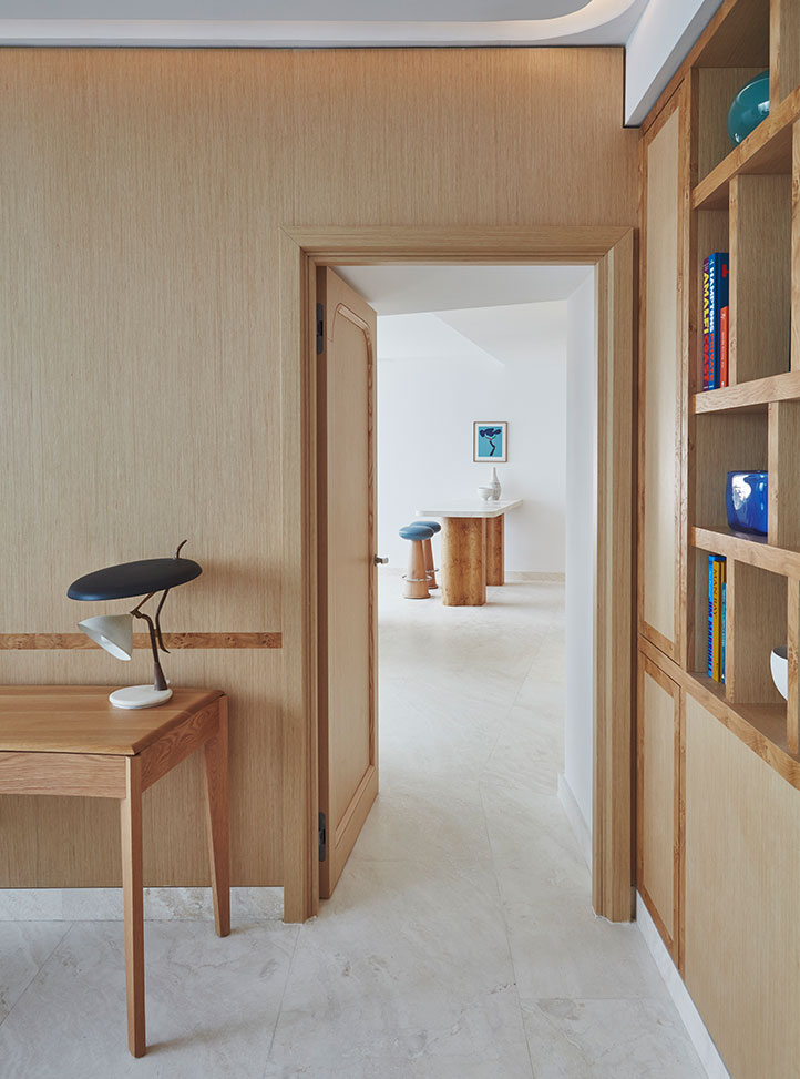 L'espace bureau avec une bibliothèque dans la Grande Suite Duplex Azur, avec vue sur le bar du salon par la porte.